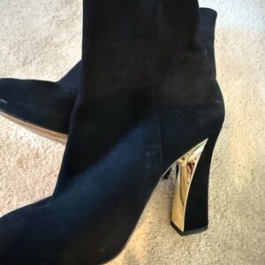 Karl Lagerfeld size 9.5 black suede boots in good condition